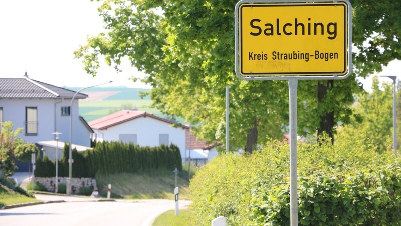 In Salching wird die Schulstraße zwischen Grundschule und der Einfahrt zum Grundstück Hausnummer 3 vollständig gesperrt.