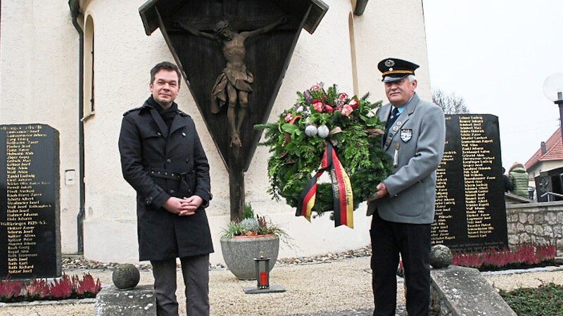 Bürgermeister Matthias Fischer (links) und Franz Sporrer bei der Kranzniederlegung (kurz ohne Maske).
