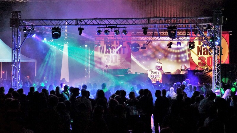 Bunte LED-Lichter, Diskokugel und Kunstnebel - bei der Ü 30-Party wurde bis vier Uhr früh gefeiert.