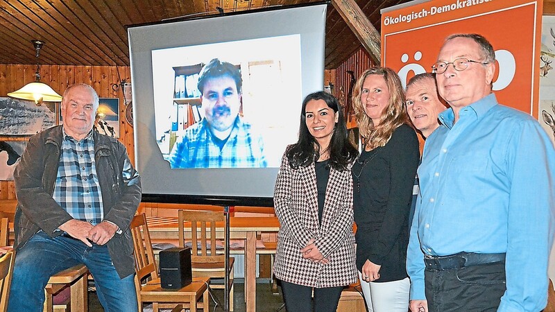 Der wegen seiner Corona-Quarantäne online zugeschaltete ÖDP-Ortsvorsitzende Bernd Wimmer mit seinen Mitstreitern im Vorstand, die bei der Versammlung anwesend waren (v. l.): Walter Gabriel, Gamze Caglar, Annette Setzensack, Alois Zilker und Rolf Delventhal.