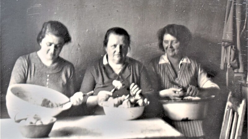 Eine reine Frauensache war das heimische Kochen bis ins 20. Jahrhundert. Dabei standen sich die Frauen vor allem beim Zubereiten von Festmahlzeiten oft hilfreich zur Seite und nutzten die Gelegenheit für den freundschaftlichen Austausch.