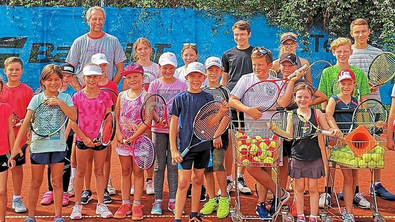 Trainer Stefan Hess mit den Teilnehmern des Tenniscamps.
