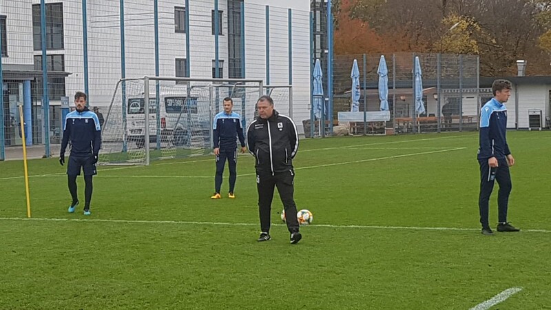 Neuer Co-Trainer bei Sechzig: Günter Brandl (Mitte, in schwarz gekleidet)