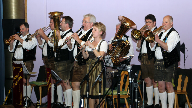 Die Tanngrindler Musikanten begleiten seit Jahren das Schierlinger Gstanzlsängertreffen. Die für 21. März angekündigte Veranstaltung wurde am Mittwoch abgesagt.