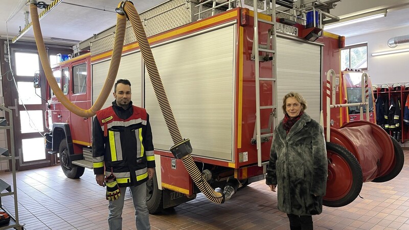 Kommandant Florian Baumann und 1. Bürgermeisterin Birgit Gatz freuen sich über die Fertigstellung der neuen Abgasanlage.