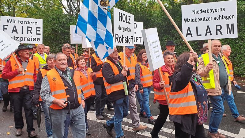 Solidarisch stehen die Waldbesitzer zusammen und protestierten jetzt in Mainz.