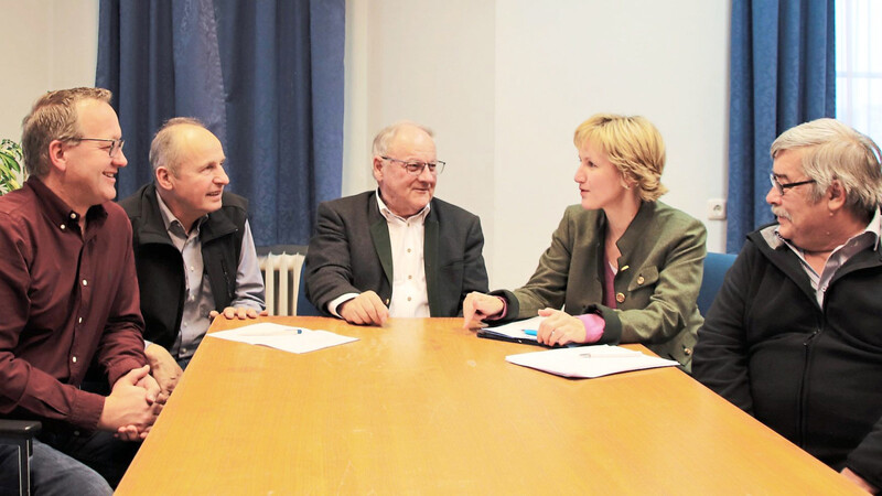 Die Bürgermeister Markus Huber, Franz Stiglmaier, Albert Morasch und Josef Hillerbrand im Gespräch mit Abgeordneter Petra Högl (v. l.).