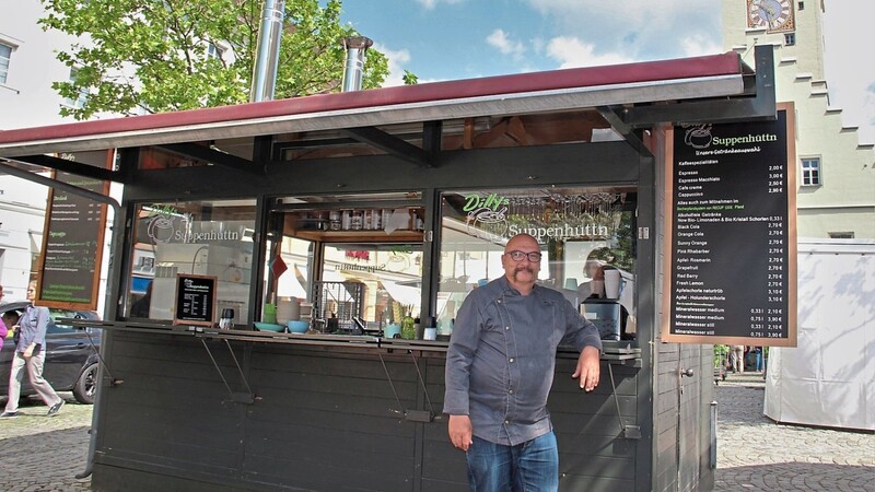 Wolfgang Dilly vor seiner Suppenhüttn am Luitpoldplatz, die seit einer Woche für eine weitere kulinarische Bereicherung in der Innenstadt sorgt.
