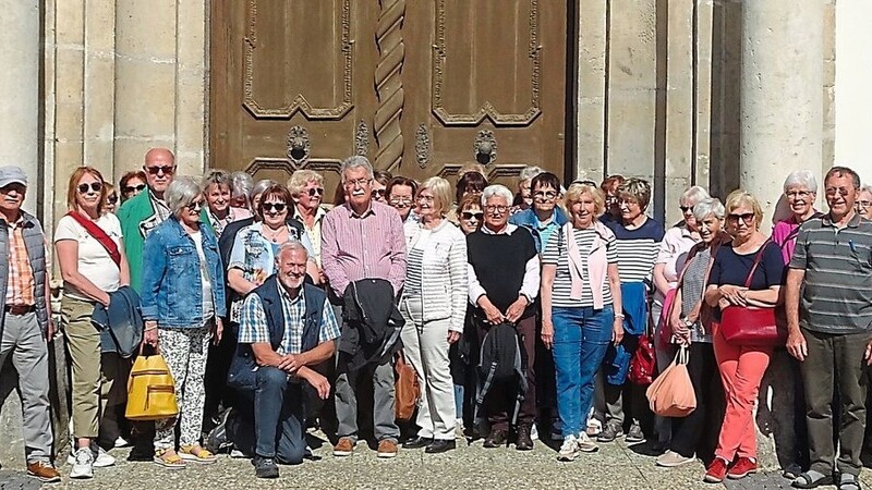 Die Besuchergruppe aus Bad Kötzting vor dem Portal der Klosterkirche in Pielenhofen.