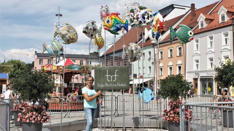 Tanja Martina Federls "Fliegende Fische" zieren bis 2. August den Brunnen am Oberen Stadtplatz.