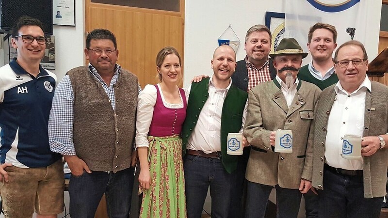 Die Organisatoren mit dem "Bräu" beim Niederhausener Starkbierfest im Jahr 2017.