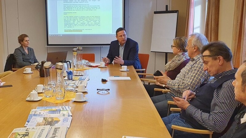 Die ISEK-Lenkungsgruppe mit Bürgermeister Markus Müller und den von den Marktratsfraktionen entsandten Vertretern bei der Ausarbeitung des Fragebogens, der Anfang März an alle Haushalte verschickt wird.