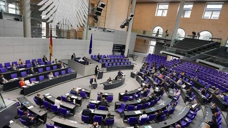 Ab Dienstag soll auch im Deutschen Bundestag eine Maskenpflicht gelten. (Symbolbild)