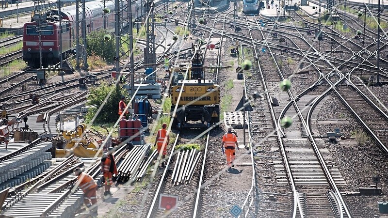 Baustellen, Zugausfälle und Schienenersatzverkehr - darauf müssen sich Bahnkunden in Bayern einstellen.  Foto: Sven Hoppe/dpa