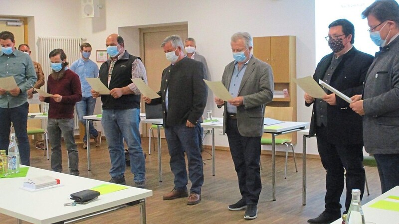 Bürgermeister Joachim Haller (re.) vereidigte die neuen Markräte Johannes Brandl (v.li.), Korbinian Andres, Michael Saller, Karl Koller, Josef Weikl und Tobias Krenn.