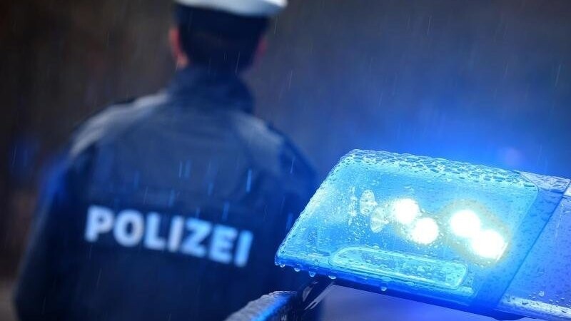 In Osterhofen hat ein 39-Jähriger randaliert und die Polizei attackiert (Symbolbild).