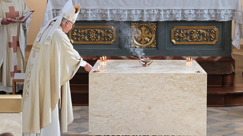 Bischof Rudolf entzündet bei der Altarweihe an fünf Stellen Weihrauch.