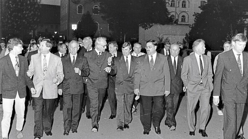 Barthl Kalb wusste, zu welchem Anlass das Foto mit dem damaligen Ministerpräsidenten Edmund Stoiber und Kommunalpolitikern in Osterhofen entstanden ist.