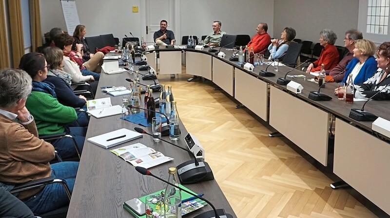 Mit großem Interesse verfolgten auch einige auswärtige Gästeführer im Sitzungssaal der Stadt Mainburg den Ausführungen von Tobias Grüner.