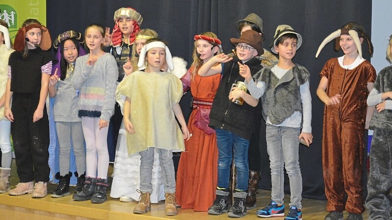 In bunten Kostümen spielten die jungen Sänger ihr Musical in der Grundschulaula.