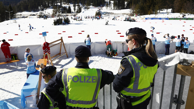 Polizisten im Wintersport-Gebiet. Die Beamten sind illegalem Blut-Doping auf der Spur.