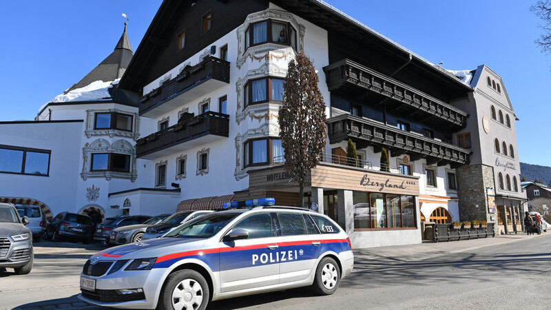 Am Mittwoch im WM-Ort Seefeld: Ein Polizeiauto vor dem Teamhotel der österreichischen Langläufer und Skispringer.