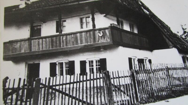 Das "Siegl-Gut"-Wohnhaus an der Querstraße noch vor der Bombardierung am 16. April 1945, bei der Bäuerin Josefine Edhofer ums Leben kam.
