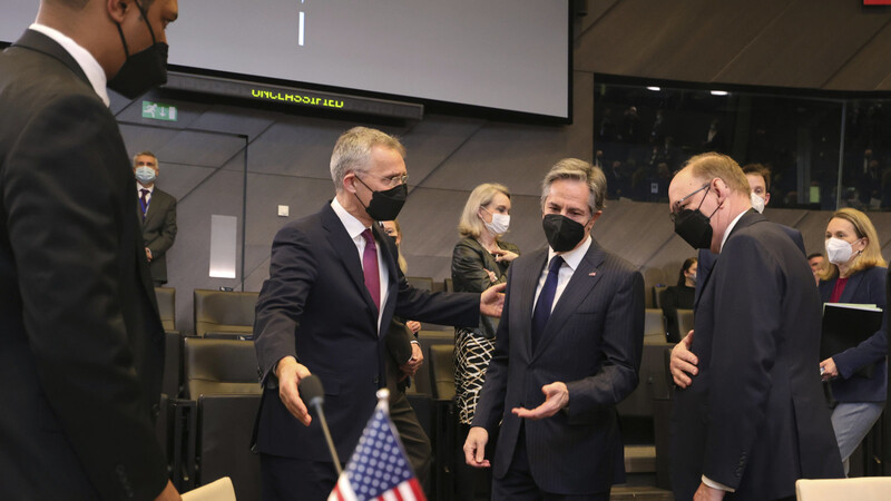 Antony Blinken (M.), Außenminister der USA, und Jens Stoltenberg (2. v. l), Nato-Generalsekretär, haben im Nato-Hauptquartier der Bitte aus der Ukraine, den russischen Luftraum zu sperren, eine Abfuhr erteilt.