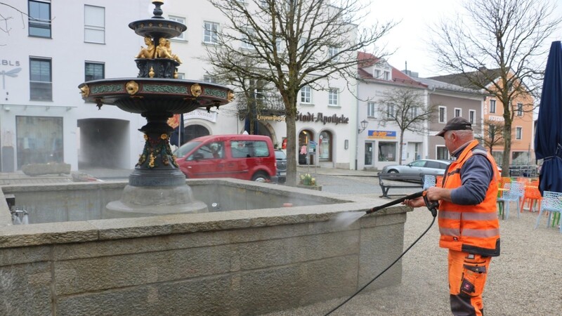 Sepp Kopp beim Reinigen des Brunnens am Stadtplatz. Kurz darauf lief bereits das Wasser.