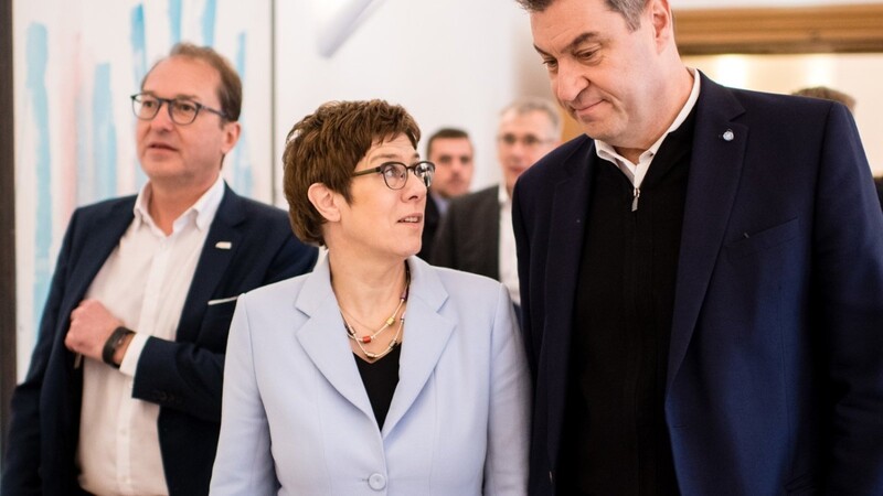 CSU-Chef Markus Söder (r.) und CDU-Vorsitzende Annegret Kramp-Karrenbauer denken laut über eine Umbildung des Bundeskabinetts nach.