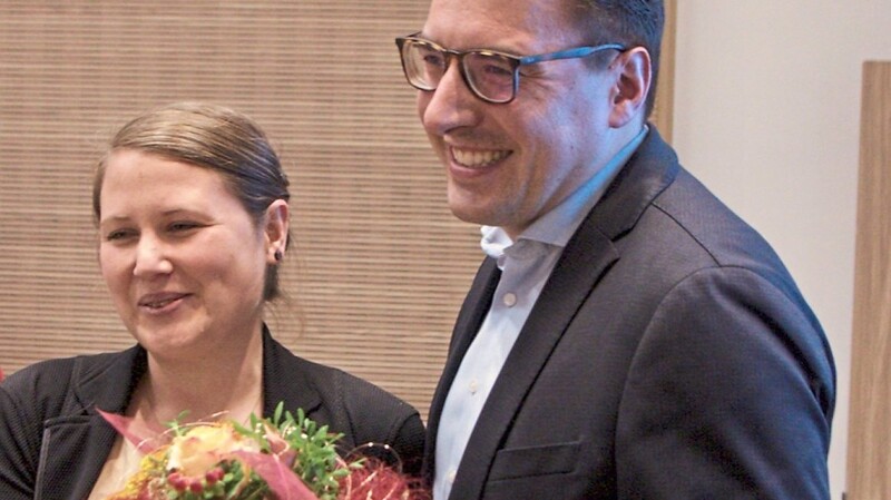 Bundestagsabgeordnete Carolin Wagner gratuliert dem sichtlich erleichterten Sieger der Wahl. Koch ist 2014 Bürgermeister von Wenzenbach und derzeit Vorsitzender des SPD-Unterbezirks Regensburg sowie Mitglied des SPD-Landesvorstands.