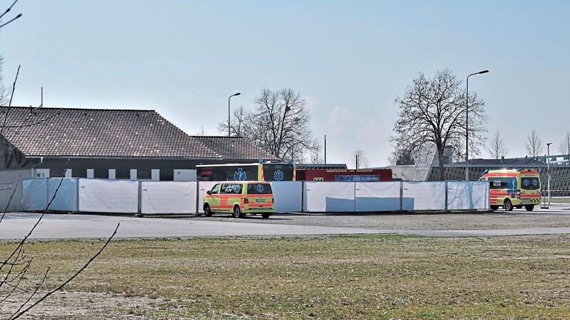 Die mobile Corona-Teststation ("Drive-in") auf dem Deggendorfer Volksfestplatz Ackerloh hat ihren Betrieb aufgenommen. In Anspruch nehmen darf man sie nur mit "ärztlicher Verordnung".