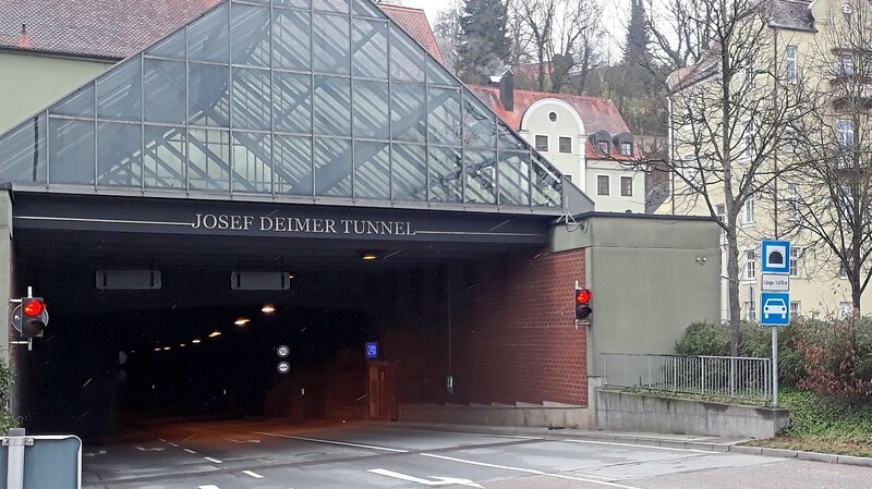 Nach den Problemen mit den Brandschutzklappen haben Gutachter in den vergangenen Monaten die Sicherheitstechnik des Josef-Deimer-Tunnels untersucht.