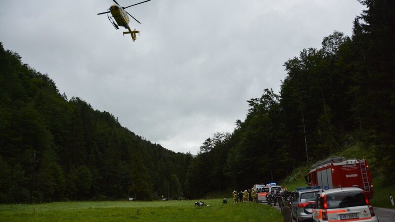 Bei einem Motorradunfall im österreichischen Kössen ist am Samstag ein 51-jähriger Mann aus Eschenbach in der Oberpfalz ums Leben gekommen.