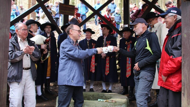 Die Bürgermeister (hier Zdeněk Novák und Franz Former) stoßen nach der Zeremonie mit Keramiktassen an.