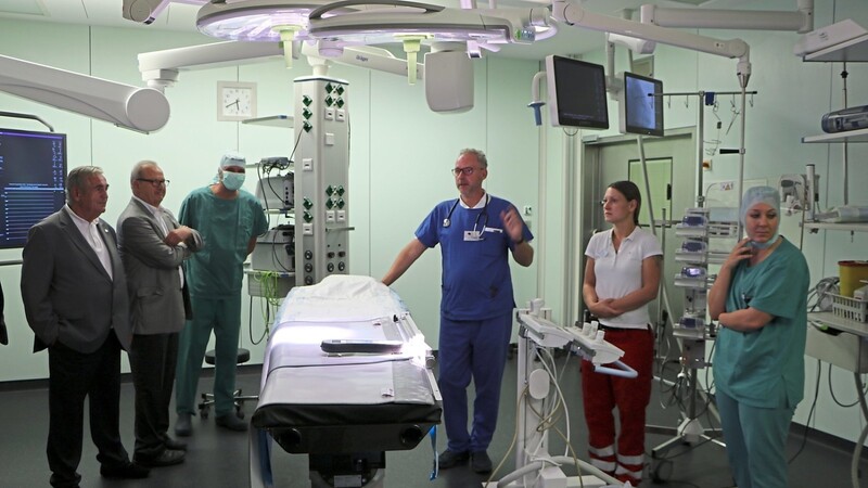 Dr. Stefan Hundt (3. von rechts) stellte den Gästen den modernsten Operationssaal des Kreiskrankenhauses vor.