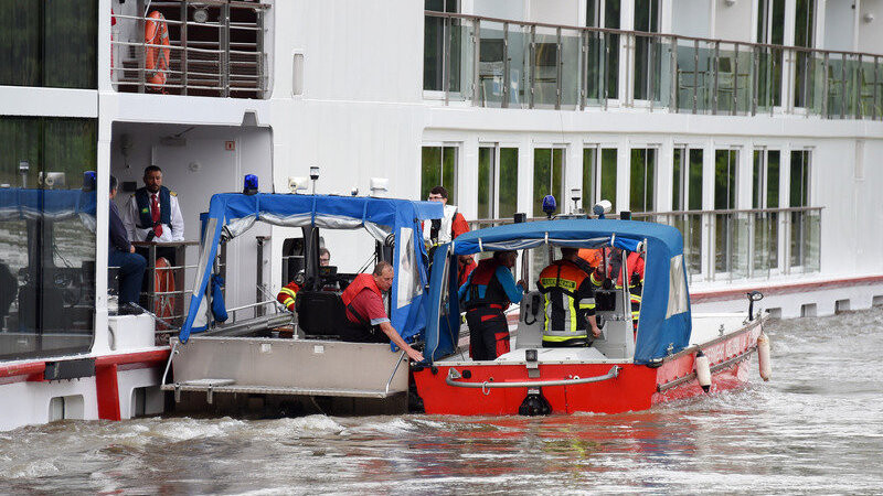Ein Schiff mit 200 Passagieren an Bord ist auf der Donau nahe dem bayerischen Kurort Bad Abbach gegen einen Brückenpfeiler gefahren.