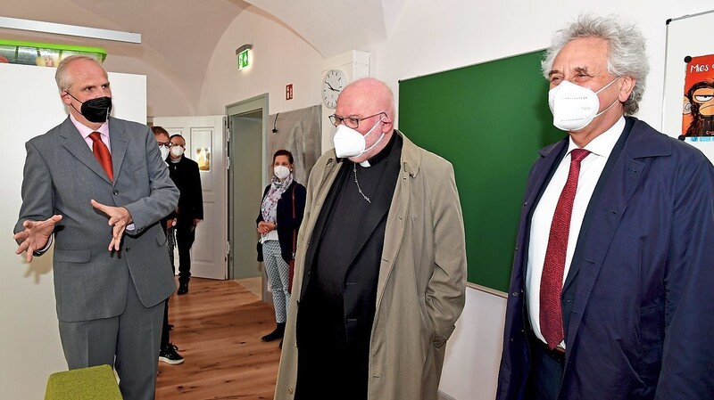 Oberstudiendirektor Manfred Röder (l.) erläuterte Reinhard Kardinal Marx und Freisings Landrat Helmut Petz (r.) die neuen Räume.