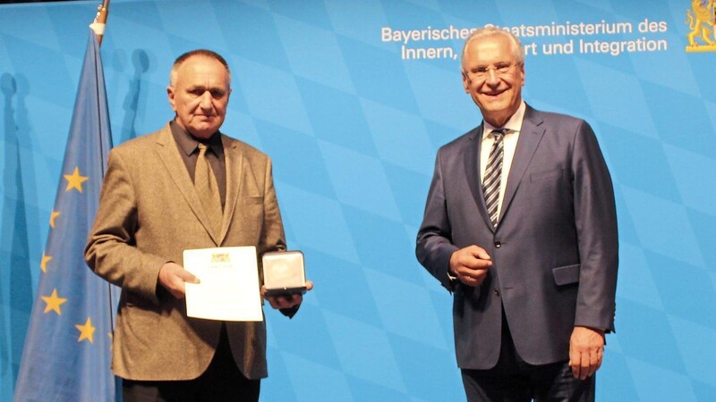 Innenminister Joachim Herrmann hat am Mittwoch Schönthals Bürgermeister Ludwig Wallinger mit der Kommunalen Verdienstmedaille in Silber ausgezeichnet.