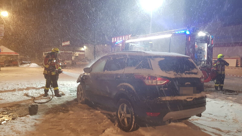 Am Parkplatz eines Baumarktes in der Porschestraße hat am Dienstag ein Auto gebrannt.
