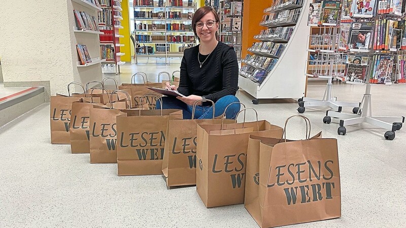 Franziska Göttlinger mit den ersten gepackten Tüten für die Bücherlieferungen im Stadtgebiet.