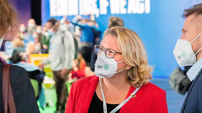 Svenja Schulze (Mitte, SPD) verhandelte als geschäftsführende Bundesministerin für Umwelt bei der COP26 mit.