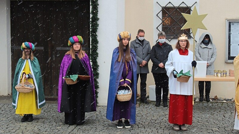 Nach dem Gottesdienst fand am Kirchplatz eine Segensfeier statt. Die Sternsinger sagten ihr Sprüchlein auf.