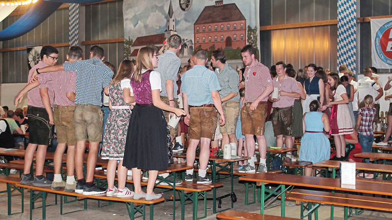 44. Bonbrucker Volksfest: Die Stimmung der Besucher war vom ersten Tag an bestens. Am Samstag sorgte die Musikkapelle "Die Rottaler" dafür, dass aus Sitzbänken Stehbänke wurden.