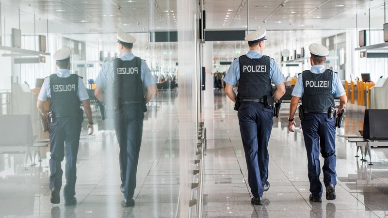 Mehrmals täglich nehmen Bundespolizisten am Münchner Flughafen mit Haftbefehl gesuchte Personen fest und führen sie der Strafverfolgung zu. (Symbolbild)