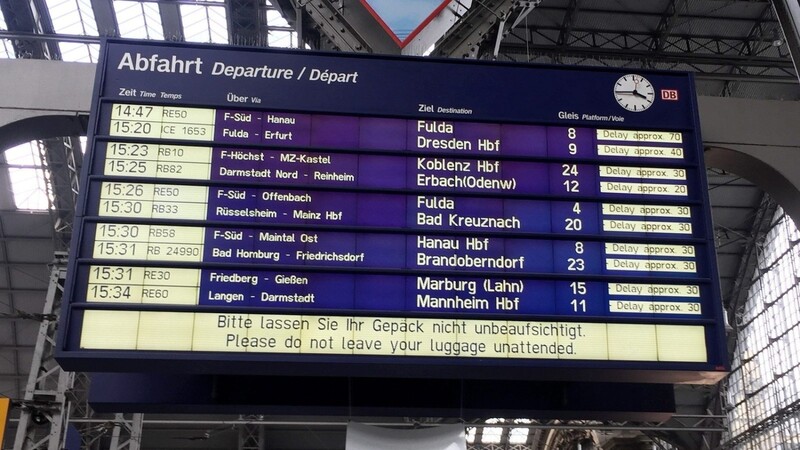 Auf einer Anzeigentafel im Hauptbahnhof werden die Verspätungen von mehreren Zügen angezeigt. Wegen eines Polizeieinsatzes ist der Frankfurter Hauptbahnhof am Freitagnachmittag gesperrt worden. Das teilte die Deutsche Bahn bei Twitter mit.