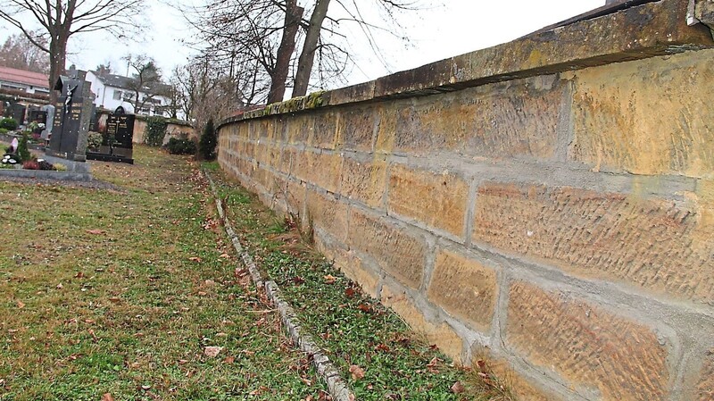 Entlang eines Teils der Friedhofsmauer hätten 20 Urnengrabstellen Platz. Stadtrat Alfred Stuiber, oft am Friedhof im Einsatz, findet die Patina der Mauer dafür auch sehr reizvoll.