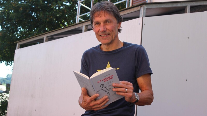 Der Viechtacher Harald Dobler mit seinem neuen Buch "Auf unebenen Wegen".