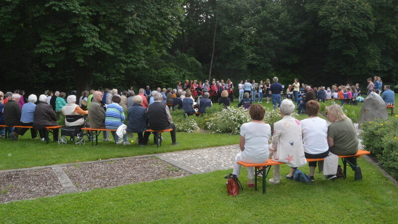 Viele interessierte Besucher waren zur Serenade zum Sebastian-Kneipp-Park in Geisenhausen gekommen.