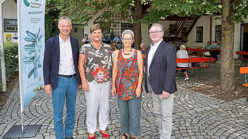 Oberbürgermeister Markus Pannermayr mit Gudrun Kulzer, Mechthild Wagner und stellvertretendem Landrat Franz-Xaver Stierstorfer (von links) beim Sommerfest des Freiwilligenzentrums.
